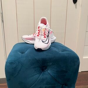 Nike Zoom Fly 5 running shoes. Size 6.5 men’s, 8 women’s. Look brand new!